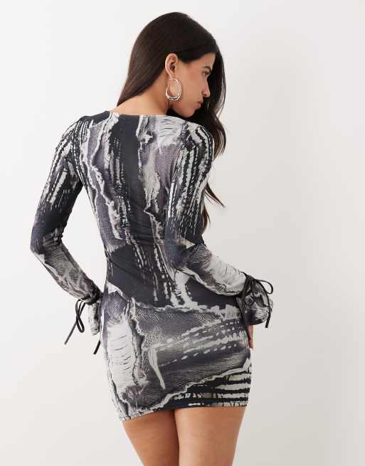 Murci – Minikleid aus Netzstoff mit abstraktem Print in Schwarz und Grau, U-Boot-Ausschnitt und Bindedetail an den Ärmeln, 4 von 4