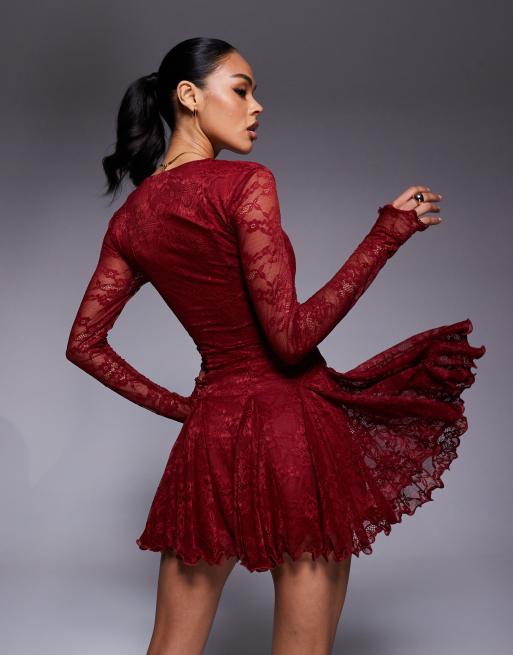 Murci - Robe courte froncée en dentelle à encolure carrée, manches longues et ourlet volanté - Bordeaux