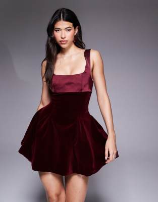 Murci - Samt-Minikleid in Burgunderrot mit kontrastierendem Satin-Design, eckigem Ausschnitt und Rückenschleife