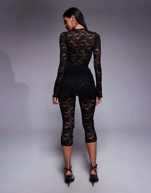 Murci - Tuta jumpsuit stile capri in pizzo trasparente nero con dettaglio drappeggiato e scollo profondo, 3 di 4
