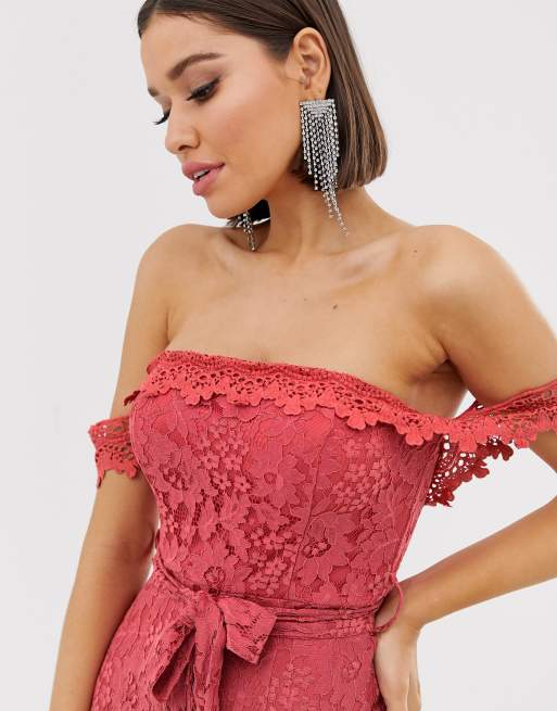 Murestensrød offshoulder midi kjole med blonder og ujævn kant fra Love Triangle, 3 af 4