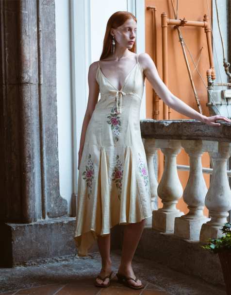 Muse Assembly – Eleonor – Besticktes Midikleid mit tief angesetzter Taille - view 1