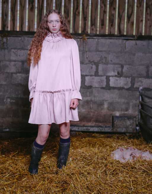Muse Assembly Kleid mit hohem Ausschnitt und halblanger Silhouette in Hellrosa, 2 von 4
