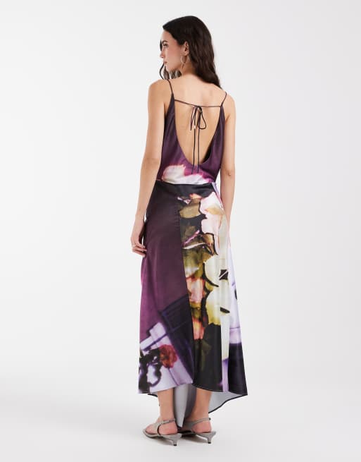 Muse Assembly – Maxikleid in Burgunderrot mit platziertem Blumenprint und Wasserfallausschnitt, 3 von 5