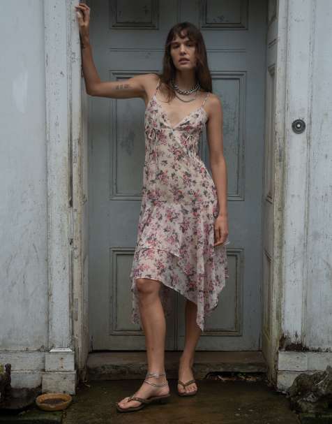 Muse Assembly - Midaxi jurk van gekreukt chiffon met V-hals en asymmetrische zoom in roze bloemenprint - view 1