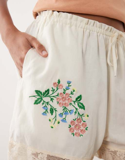 Muse Assembly Rae embroidered lace detail shorts, 4 of 6