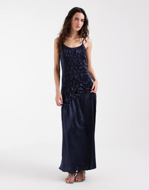 Muse Assembly - Vestito lungo in raso stropicciato blu navy arricciato con vita scesa, 2 di 5