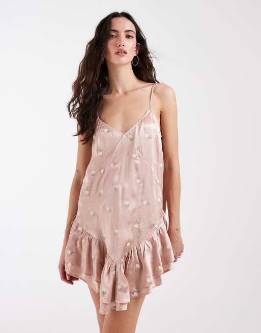 Muse Together – Asymmetrisches Boho-Minikleid aus Knittersatin in Rosa mit Blumenstickerei und Rüschen, 5 von 5