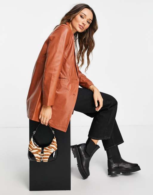 Muubaa - Chi - Leren blazer met lange pasvorm in bruin