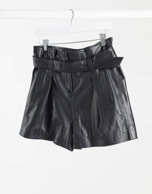 Muubaa - Donan - Pantaloncini in pelle neri con vita raccolta con cintura
