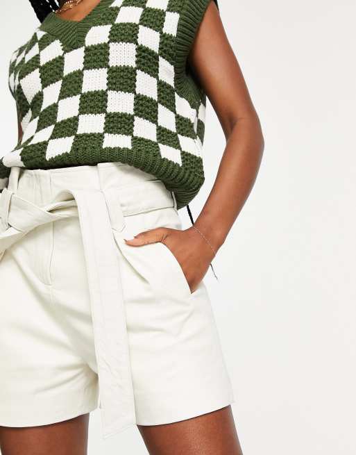 Muubaa – Leder-Shorts in Cremeweiß mit Bindegürtel an der Paperbag-Taille