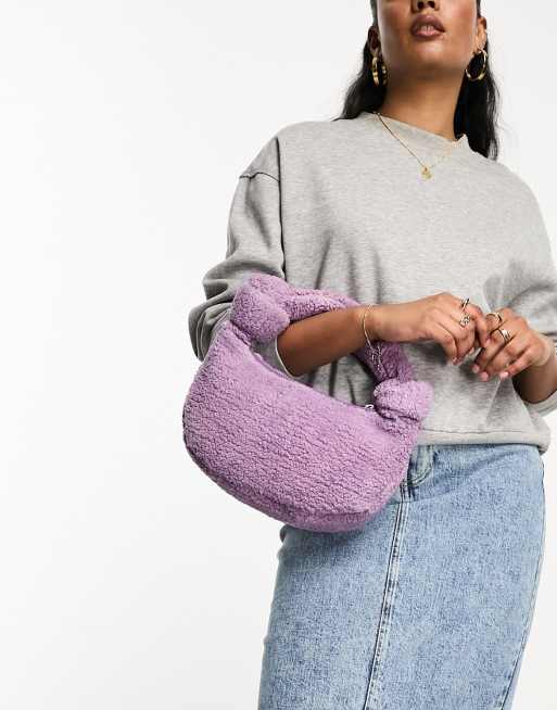Muubaa – Lila väska i fårskinnsimitation med knutar på handtaget