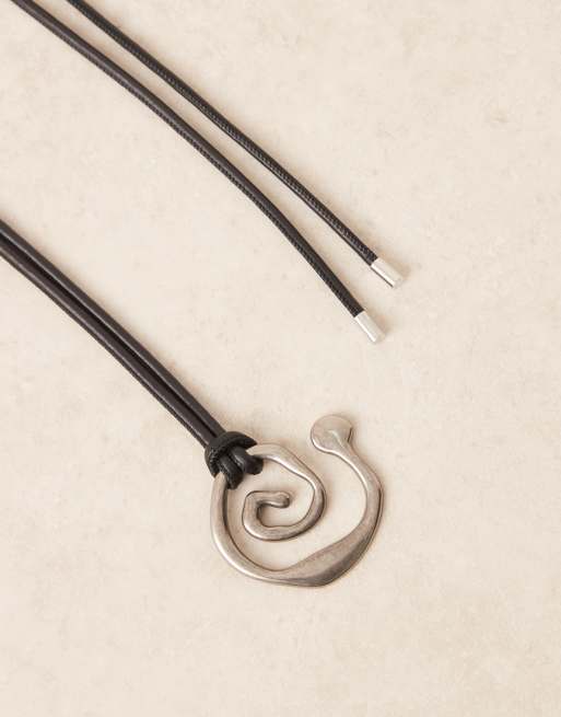My Accessories Curve – Svart och silverfärgat repskärp med spiralformat spänne, 2 av 3