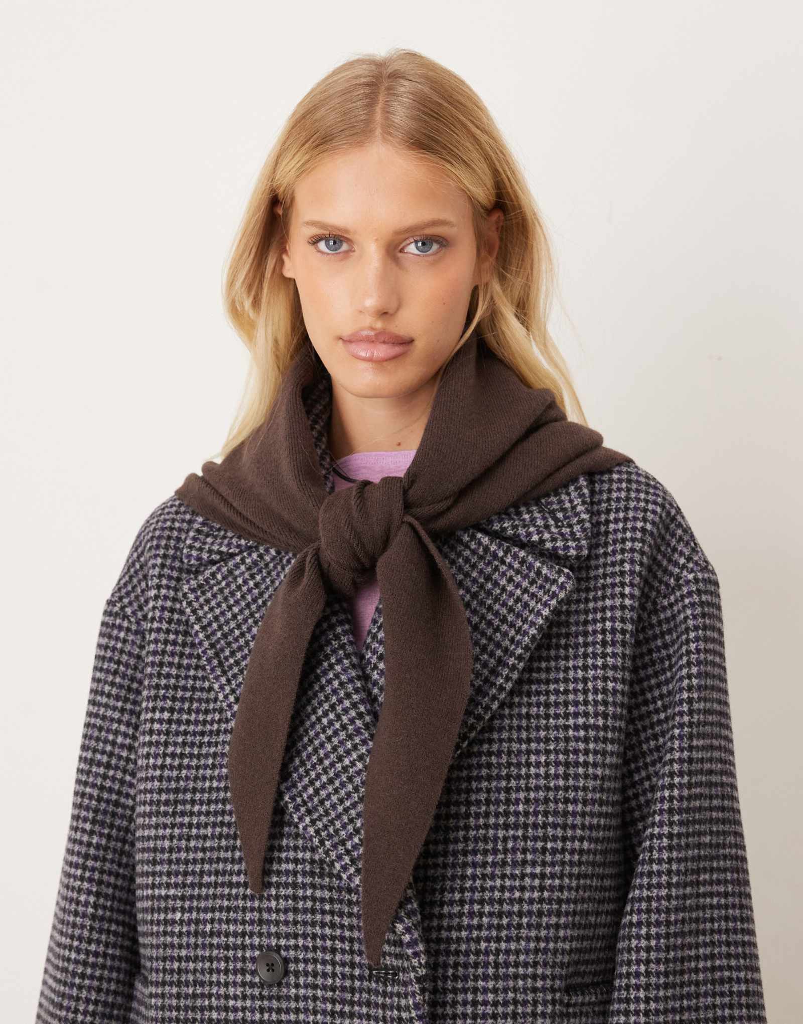 Мои аксессуары вязаный треугольный шарф коричневого цвета