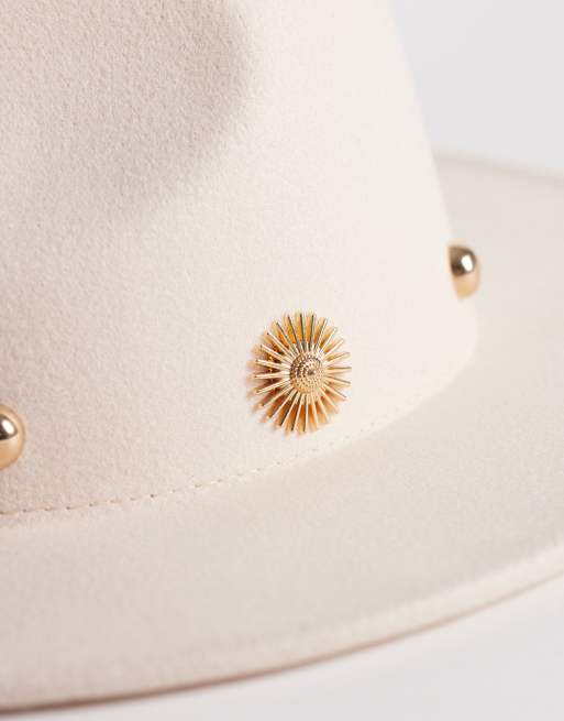 My Accessories – Kremowy kapelusz fedora ze złotymi ćwiekami, 2 z 3