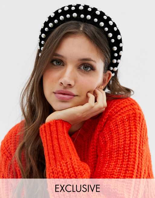 My Accessories – London – Czarna, wyściełana opaska na głowę à la korona z aksamitu zdobiona perłami na całości