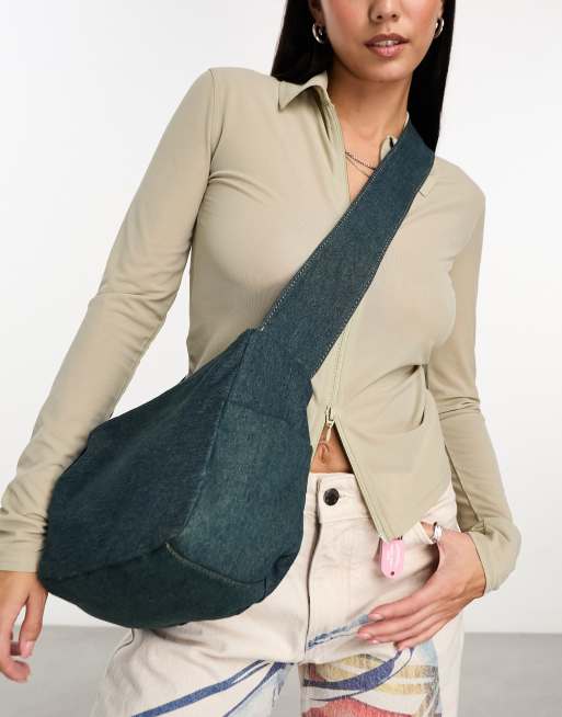 Handbag with side discount pockets