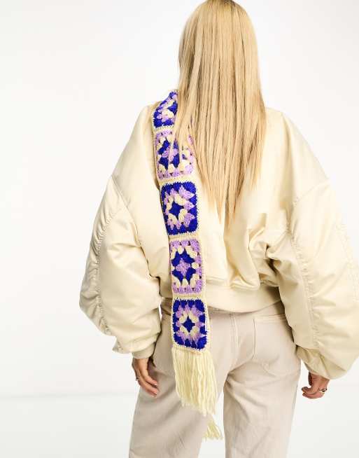 My Accessories – London – Lila och vit, virkad scarf med blommor, 2 av 4