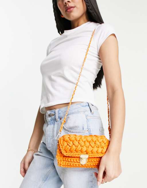 My Accessories London – Pomarańczowa szydełkowana kopertówka w gruby pleciony wzór