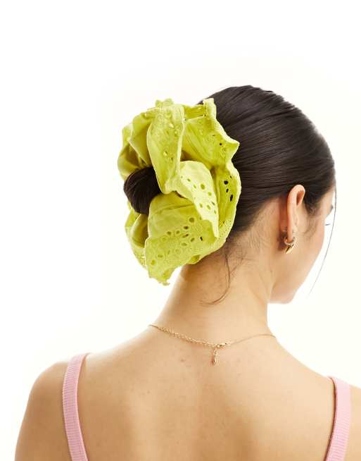 My Accessories - Oversized scrunchie van broderie in groen