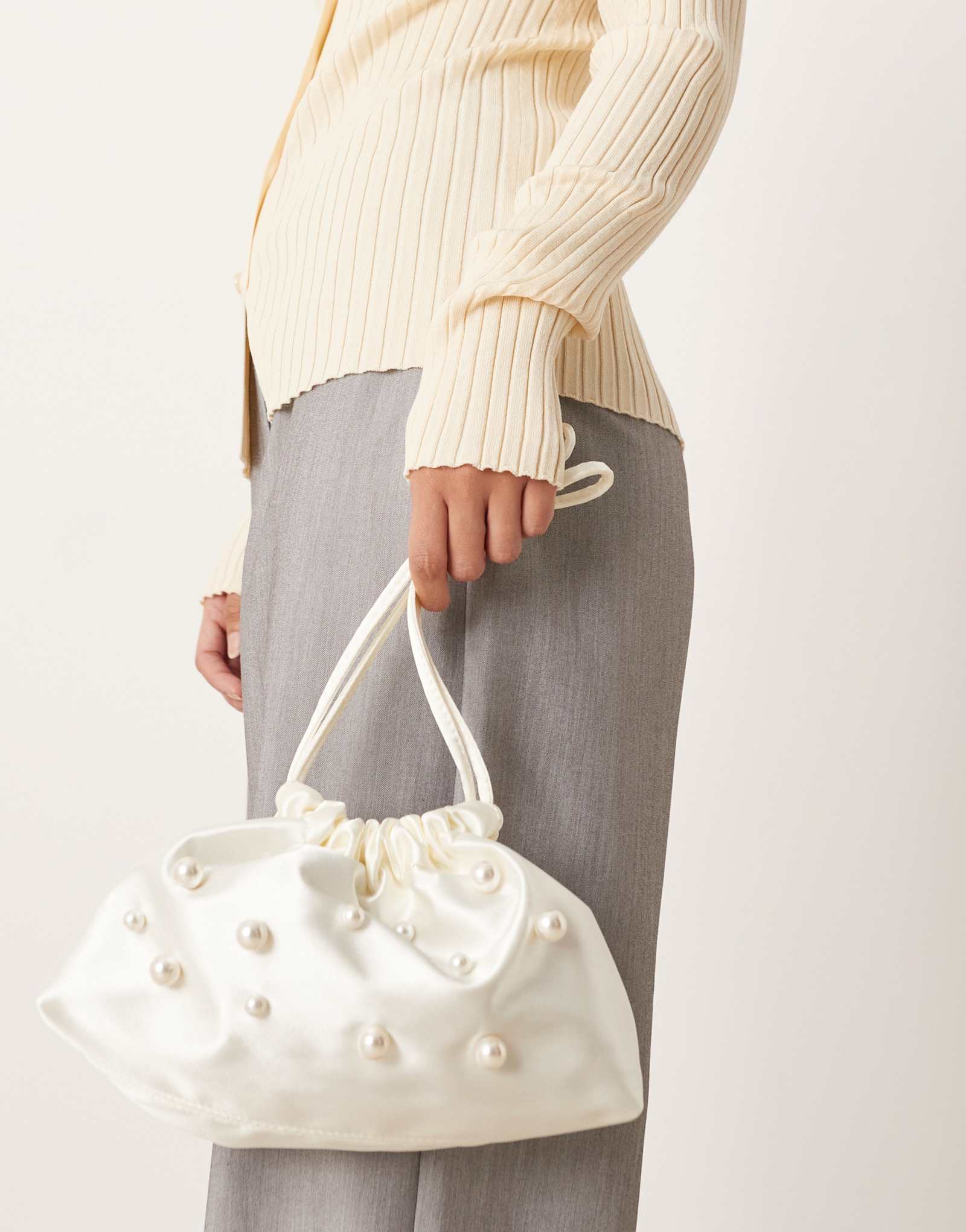 Мои аксессуары атласная сумочка-мешочек с жемчугом кремового цвета