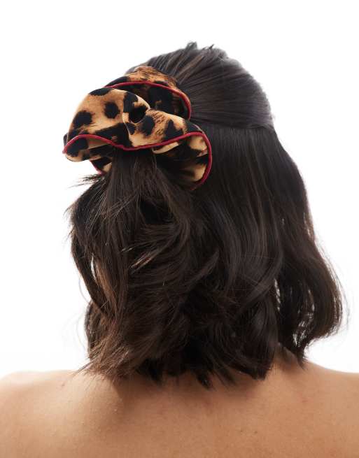 My Accessories - Scrunchie met luipaardprint en contrasterende rode biezen