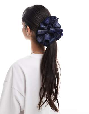 My Accessories - Übergroßer Scrunchie-Haargummi in kariertem Blau mit Rüschen