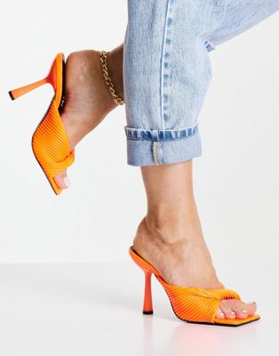 фото Мюли неоново-оранжевого цвета на каблуке с перекрученным ремешком public desire punch-оранжевый цвет