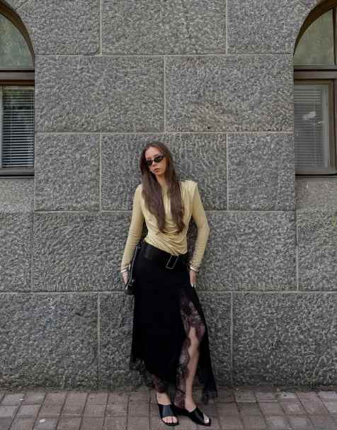 NA-KD – Asymmetrischer Midirock in Schwarz mit Spitzensaum - view 1