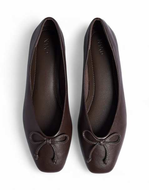 NA-KD – Ballerinas in Schokobraun mit eckiger Zehenpartie und Schleife - view 1