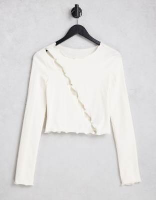 NA-KD – Baumwoll-Oberteil in Cremeweiß mit asymmetrischer Knopfleiste - CREAM