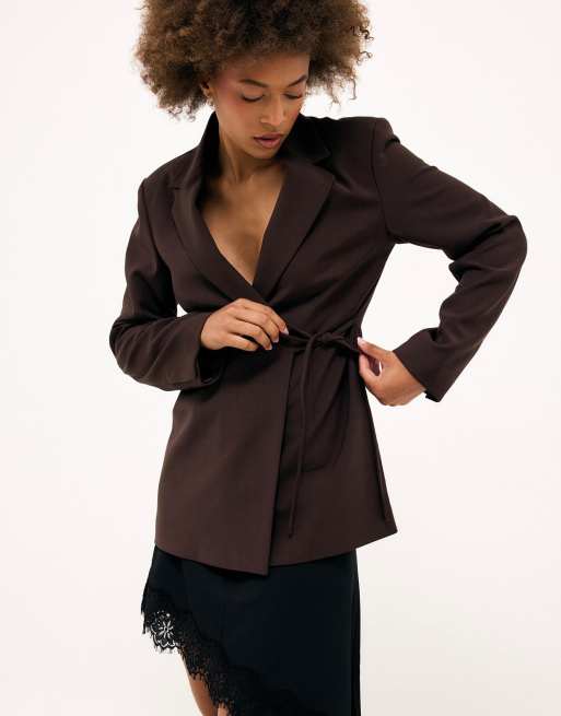 NA-KD blazer regular à détail noué marron, 3 de 3