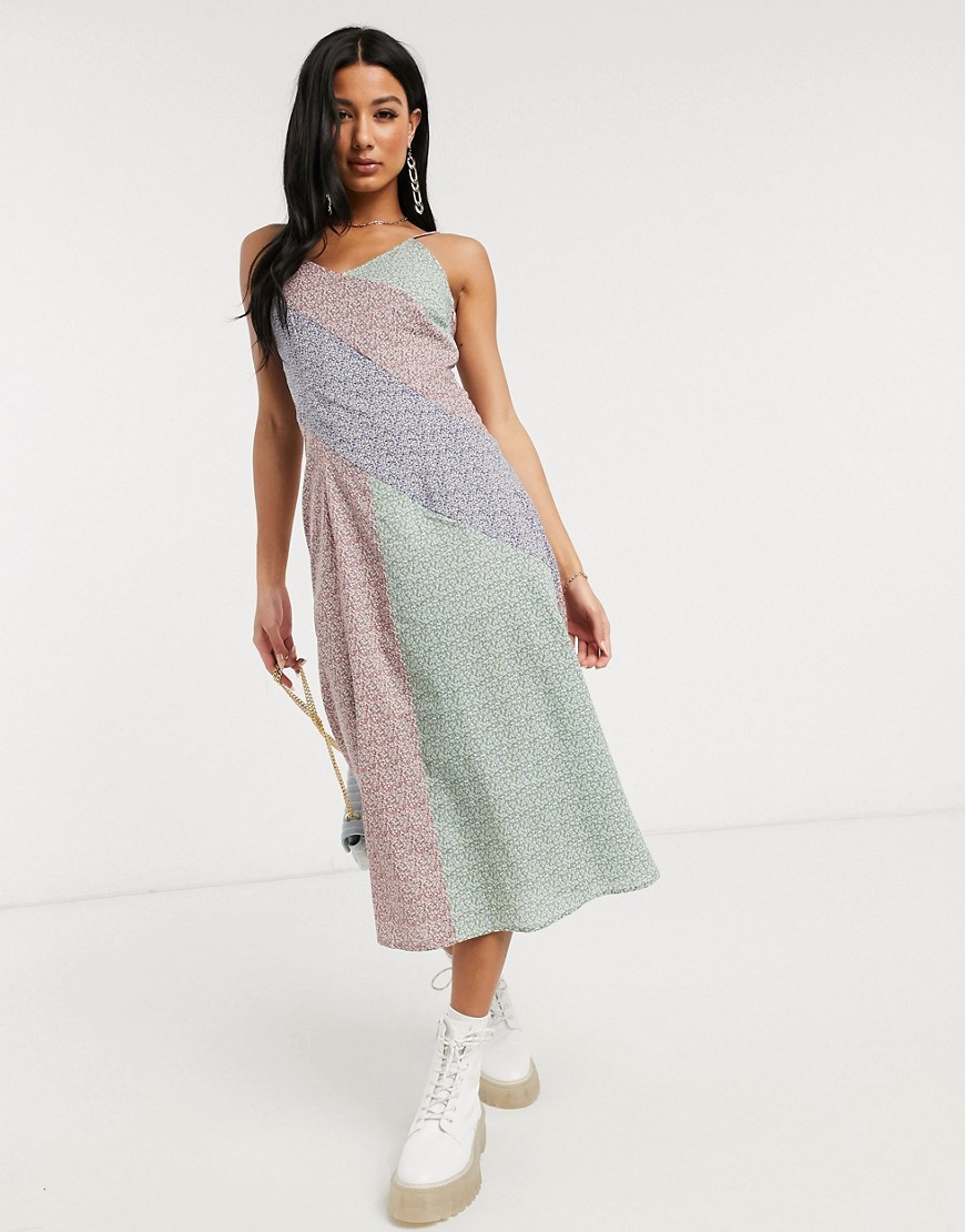 NA-KD – Blommig klänning med smala axelband och färgblock-Flerfärgad