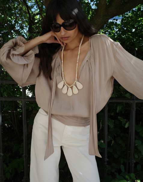NA-KD Bluse mit geraffter Taille und Volant in Hellbeige - view 1