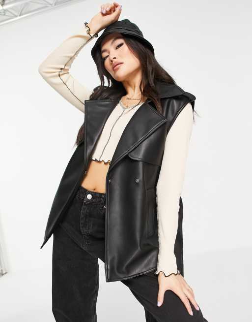 NA-KD - Bodywarmer van kunstleer met ceintuur in zwart