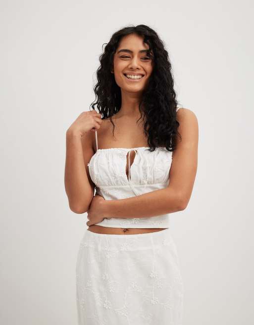 NA-KD – Camisole-Oberteil in Weiß mit Lochstickerei