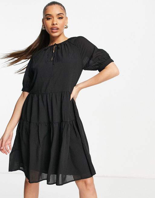 NA-KD – Czarna sukienka mini z falbanką i dekoltem w szpic | ASOS