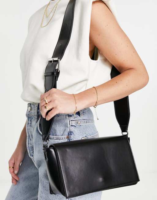 NA-KD – Czarna torebka crossbody z szerokim paskiem, 3 z 4