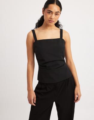 NA-KD - Elegantes, gerafftes Camisole-Oberteil in Schwarz