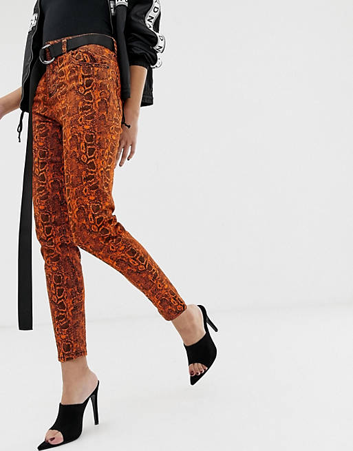 Na-kd – Enge Jeans in Orange mit Neon-Schlangenlederprint