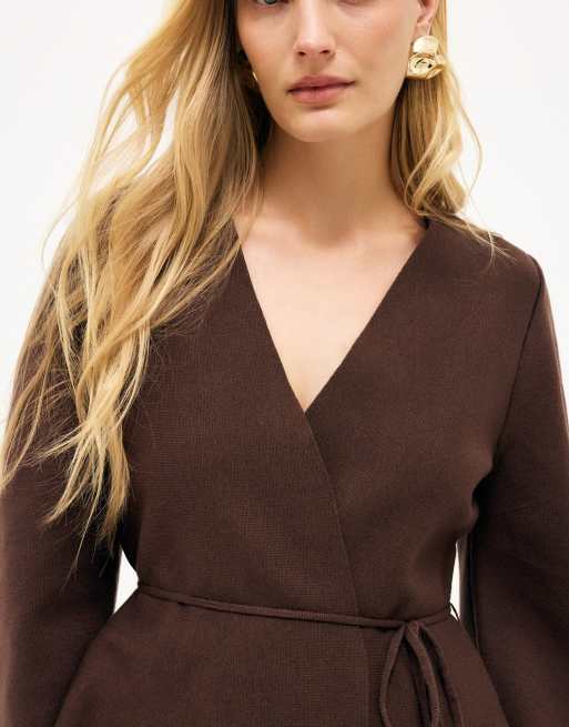 NA-KD figurbetonte Strickjacke mit geformten Ärmeln in Dunkelbraun, 4 von 4