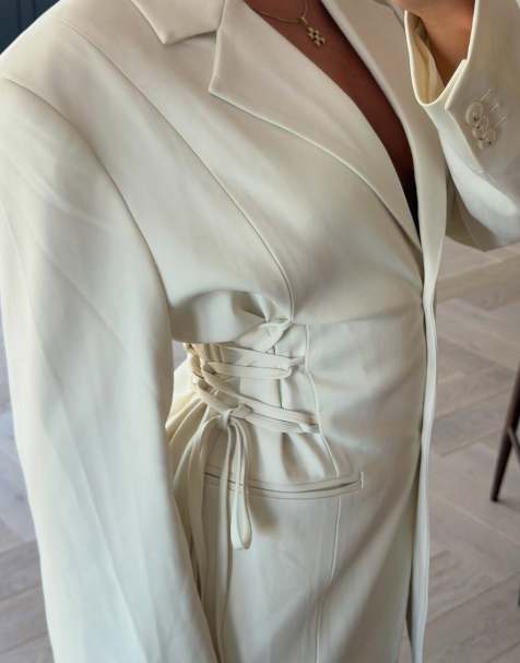 NA-KD Fitted lacing blazer in white - view 1