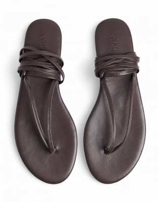 Flat sandals with straps 