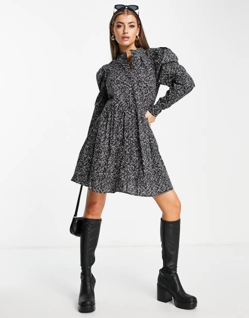 NA-KD – Geknöpftes Kleid in Schwarz mit Puffärmeln und Blumenmuster