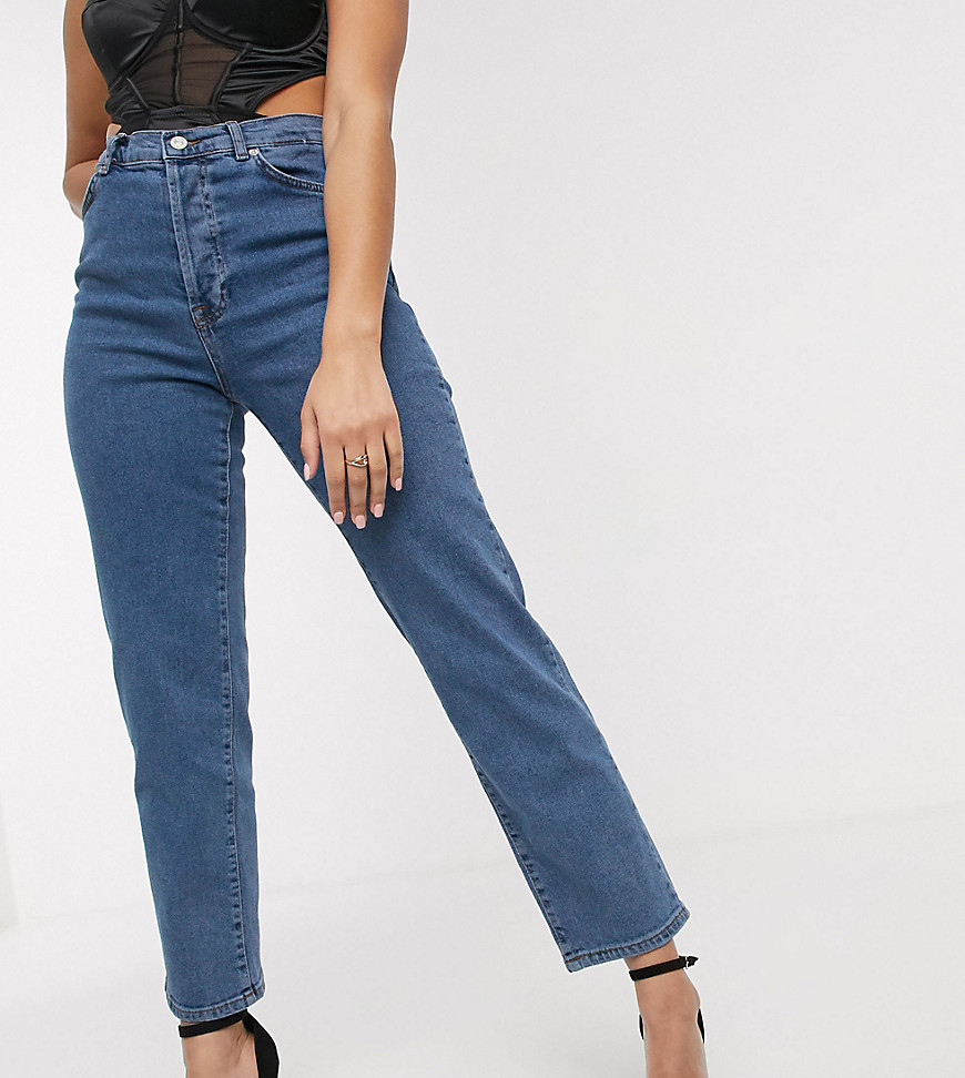 NA-KD – Gerade geschnittene Jeans in Mittelblau mit hohem Bund