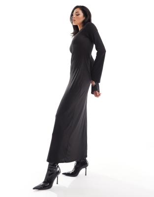 NA-KD - Geripptes Maxi-Strickkleid in Schwarz