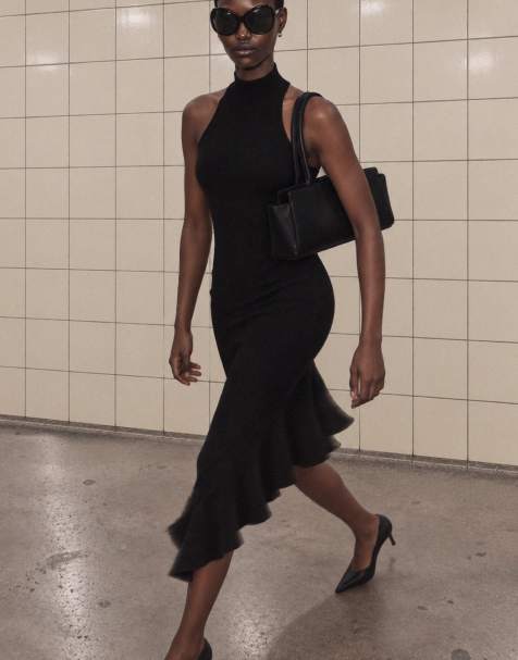 NA-KD geripptes Strickkleid mit Volant in Schwarz - view 1