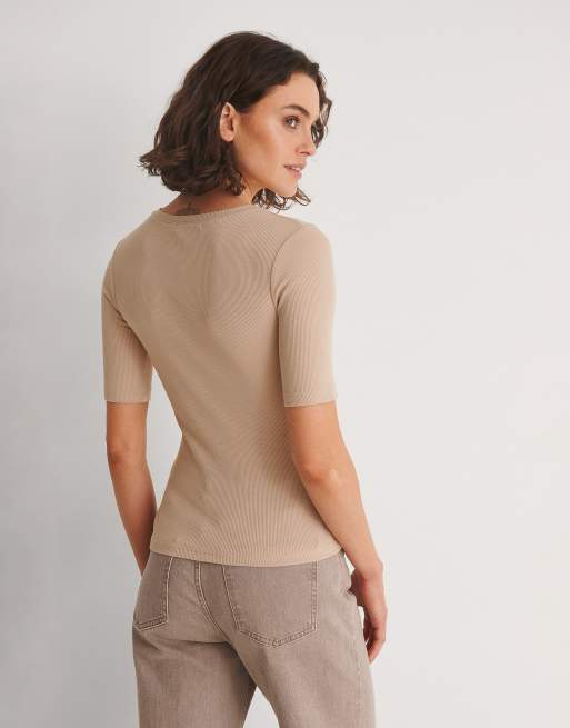 NA-KD – Geripptes T-Shirt in Beige mit engem Schnitt und Rundhalsausschnitt, 4 von 4