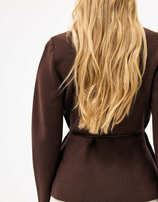 NA-KD gilet ajusté à manches sculptées marron foncé, 3 de 4