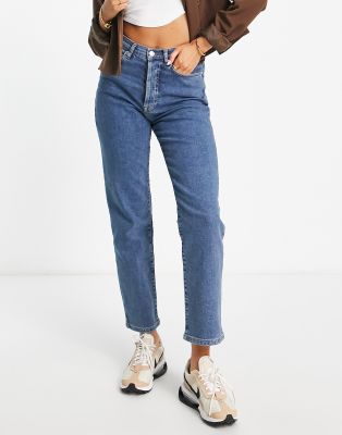 NA-KD HIGH WAIST STRAIGHT LEG JEANS IN MID BLUE